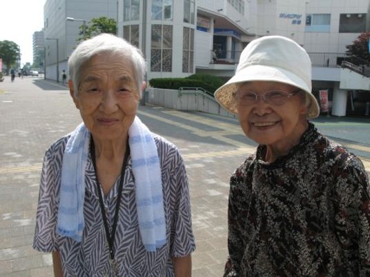 笑顔の高齢者二人外観