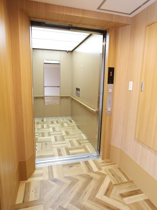 木目調エレベーターの内観