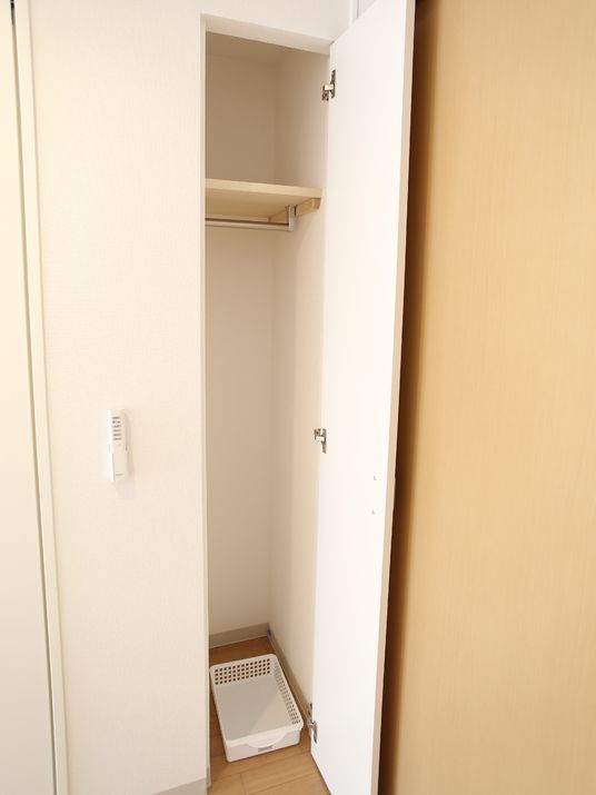 開いたクローゼットの扉