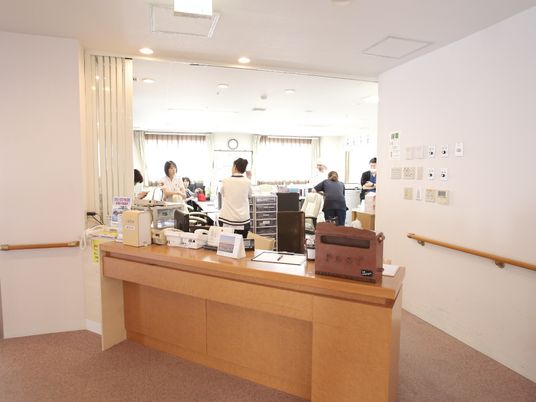スタッフが活動するフロント
