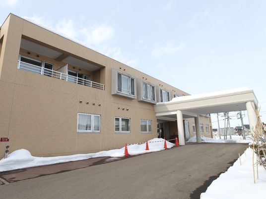 明るい外観の施設エントランス