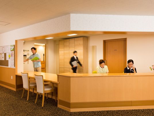 フロントスタッフと訪問者