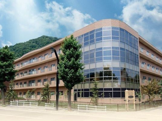 山々を背にした建物外観