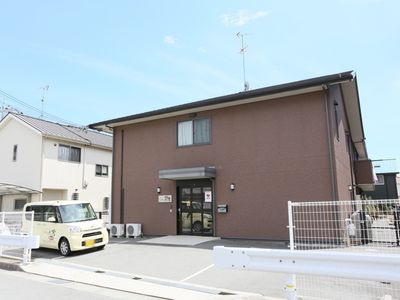 明るい外観の建物