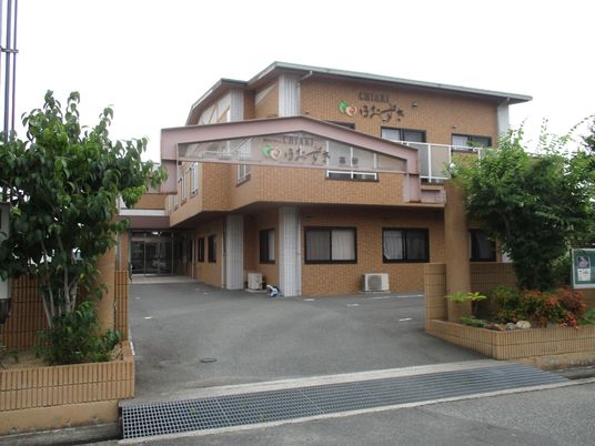 茶色い建物の外観