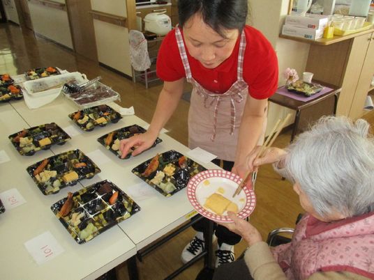 食事の準備をする様子