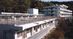 緑に囲まれた建物外観