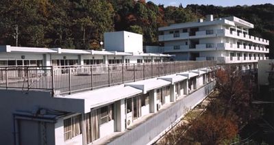 緑に囲まれた建物外観