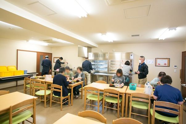 木製家具のある食堂