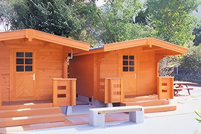 木造の小屋2つが並ぶ庭