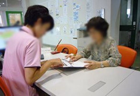 相談中のスタッフイメージ