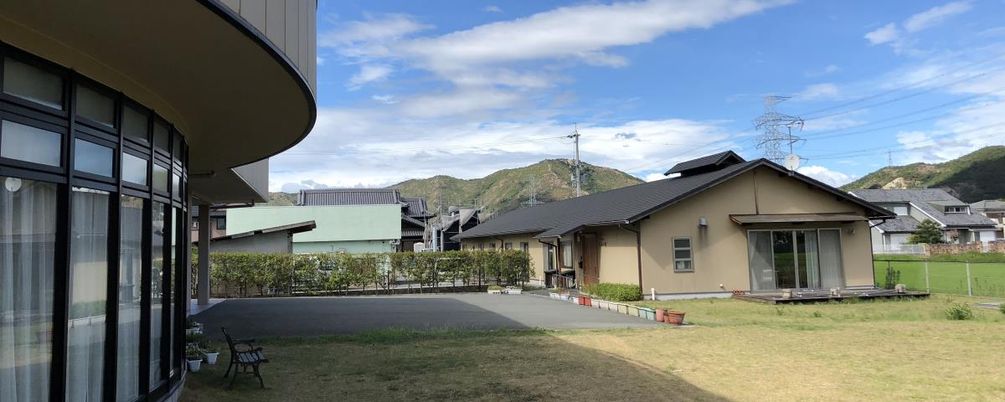 広い庭と建物外観