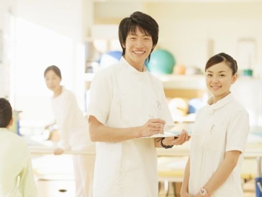 笑顔のスタッフと利用者