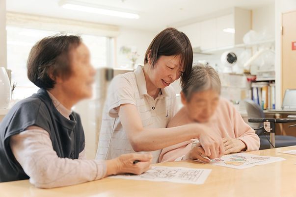 談笑するスタッフと入居者