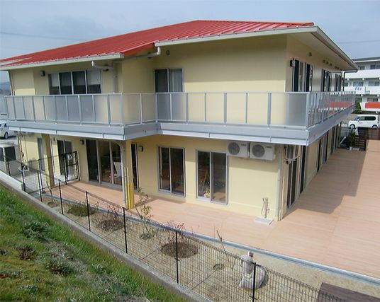 広々とした建物外観