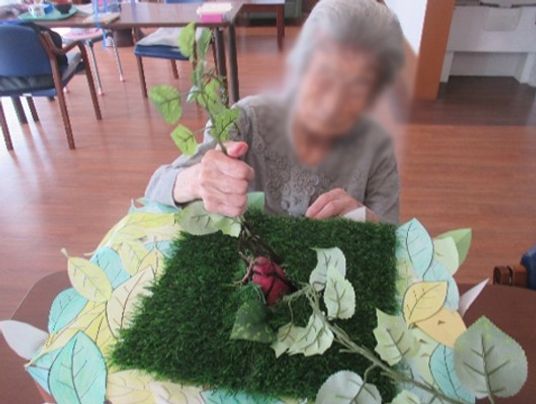 手作業をする利用者と室内