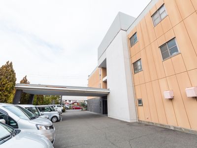 車両が並ぶ建物外観