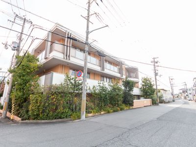緑に囲まれた建物外観