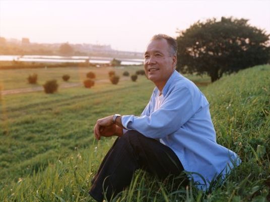 笑顔の男性と夕景