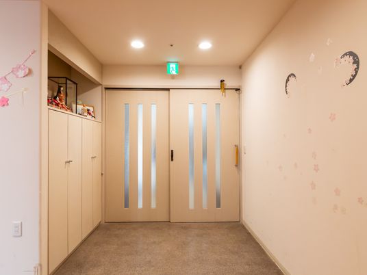 広い廊下のドア