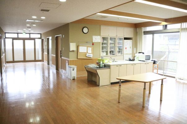 自然光が差し込む廊下