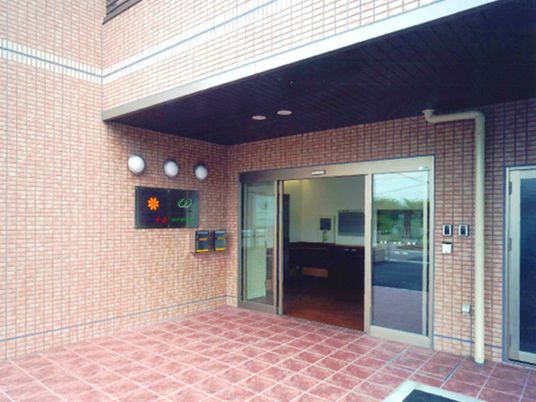 赤茶色のタイルのエントランス