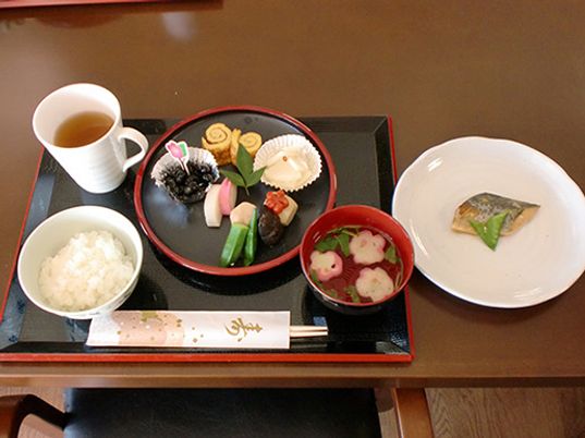 和食の提供される食堂