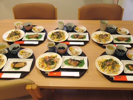 配膳された食事のテーブル