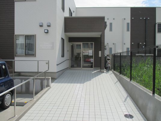 モダンな建物のエントランス