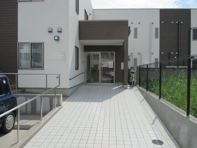 モダンな建物のエントランス