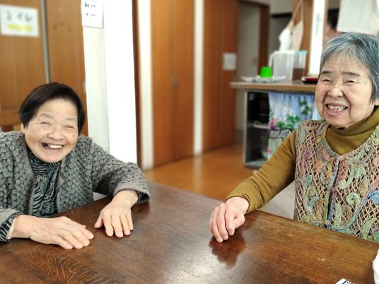 笑顔のご高齢者二人