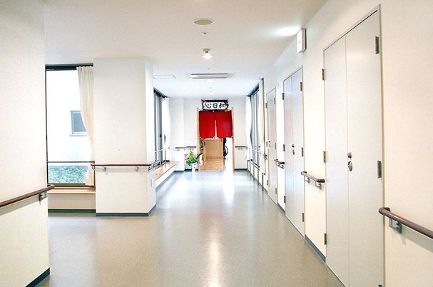 自然光が入る廊下