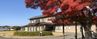 紅葉に囲まれた建物外観