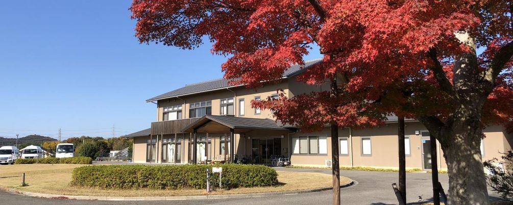 紅葉に囲まれた建物外観