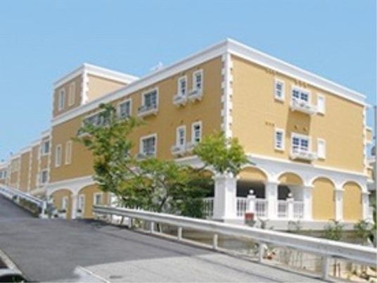 黄色い外壁の明るい建物