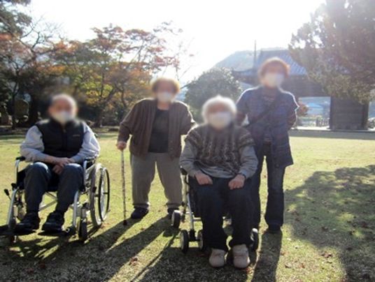 庭での交流の様子