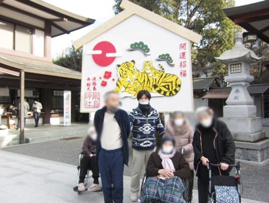 人々と建物の外観