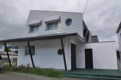 現代的な建物の外観