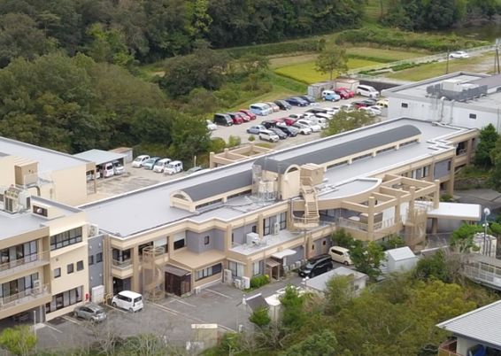 木々に囲まれた建物の外観