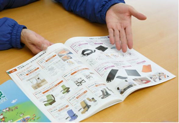 案内資料を説明する手