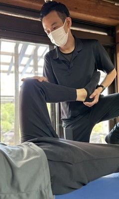 優しく体操指導する職員