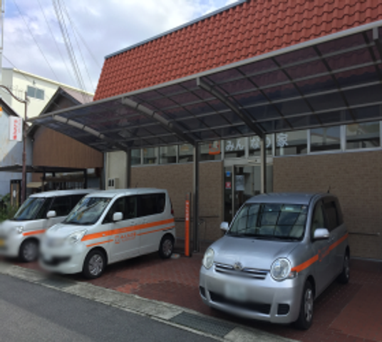 送迎車両のある建物外観