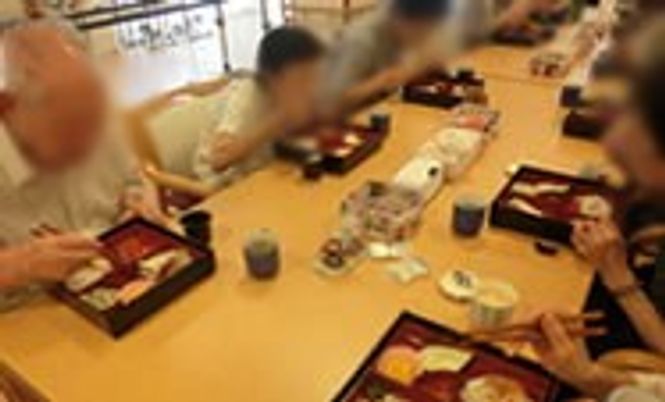 食事を楽しむリビング