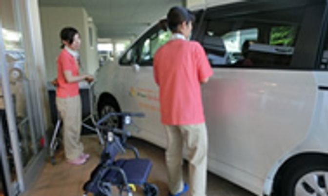 車椅子と車のエントランス
