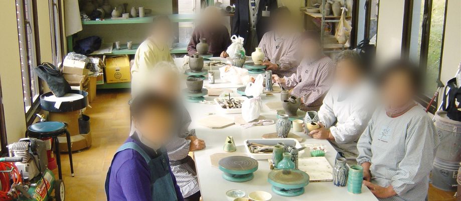 陶芸体験の様子の多目的室