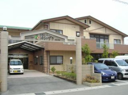 広い駐車場の外観