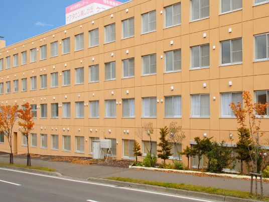 オレンジ色の建物外観