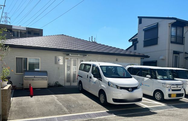 駐車場がある建物外観