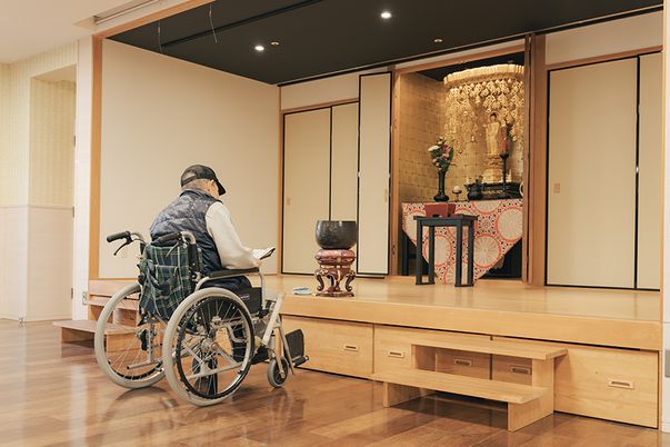 車椅子利用者が祈る部屋