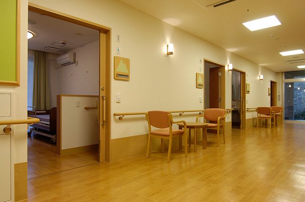木の床が広がる廊下